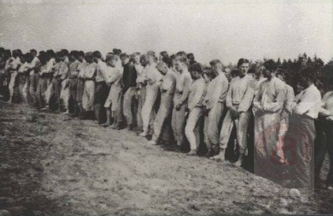 Jeńcy litewscy rozebrani z mundurów po bitwie pod Murowaną Oszmianką i Tołminowem; źródło: Studium Polski Podziemnej